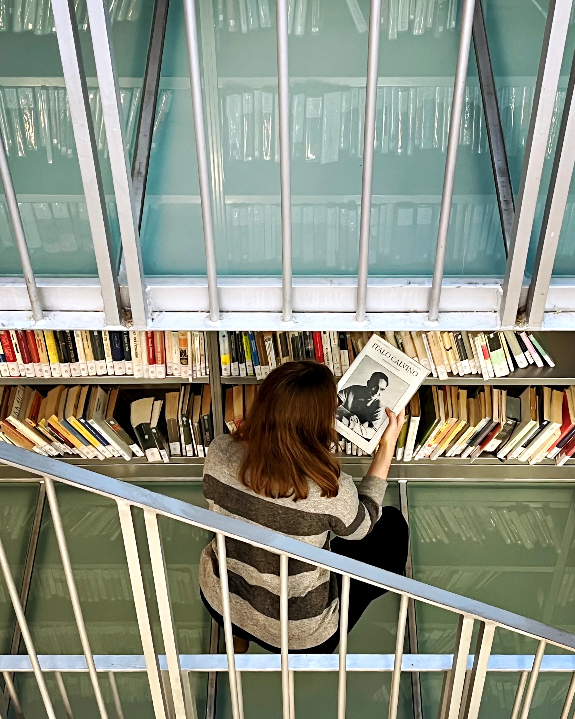 Maria Chiara Tamani cerca dei libri in biblioteca